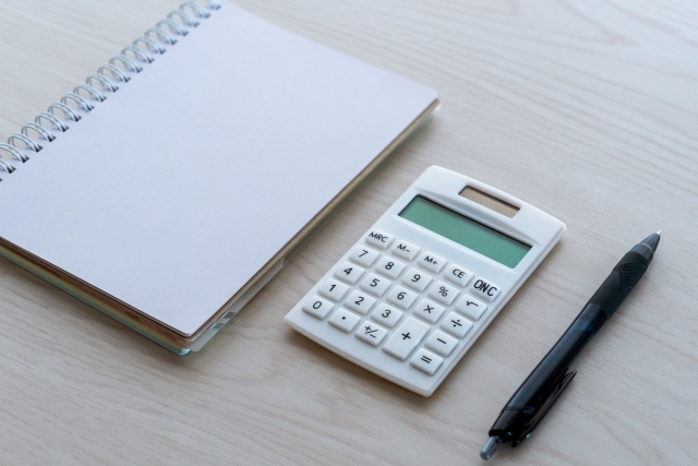 節税対策（ノートと計算機）