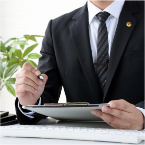 メモをとるビジネスマン