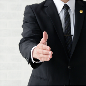 右手をさしだすビジネスマン